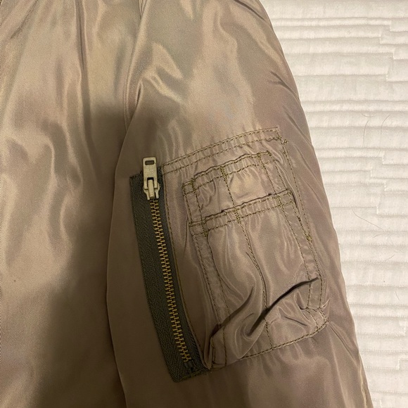 Army green bomber jacket. American Eagle size Medium. - Picture 4 of 5